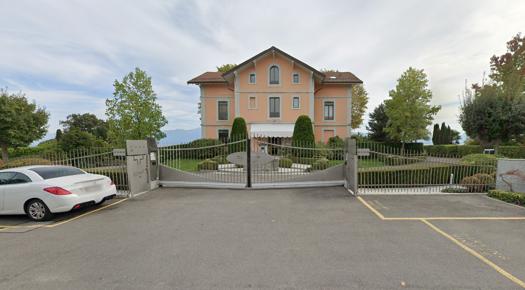 Main gate entrance at Chemin de la Moraine 36